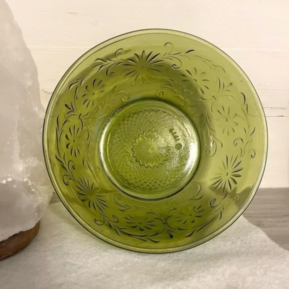 Vintage 1979 FTD Olive Green Glass Bowl Daisy Pattern 7.5”